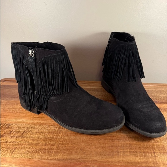 Source Unknown Shoes - Black Suede Fringed Zippered Ankle Boots Size 9.5
